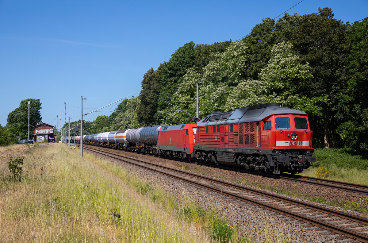 Die 232 567 zog am 11.06.2023 einen Kesselzug + 152 142 von Seddin nach Stendell, durch Martensdorf.
