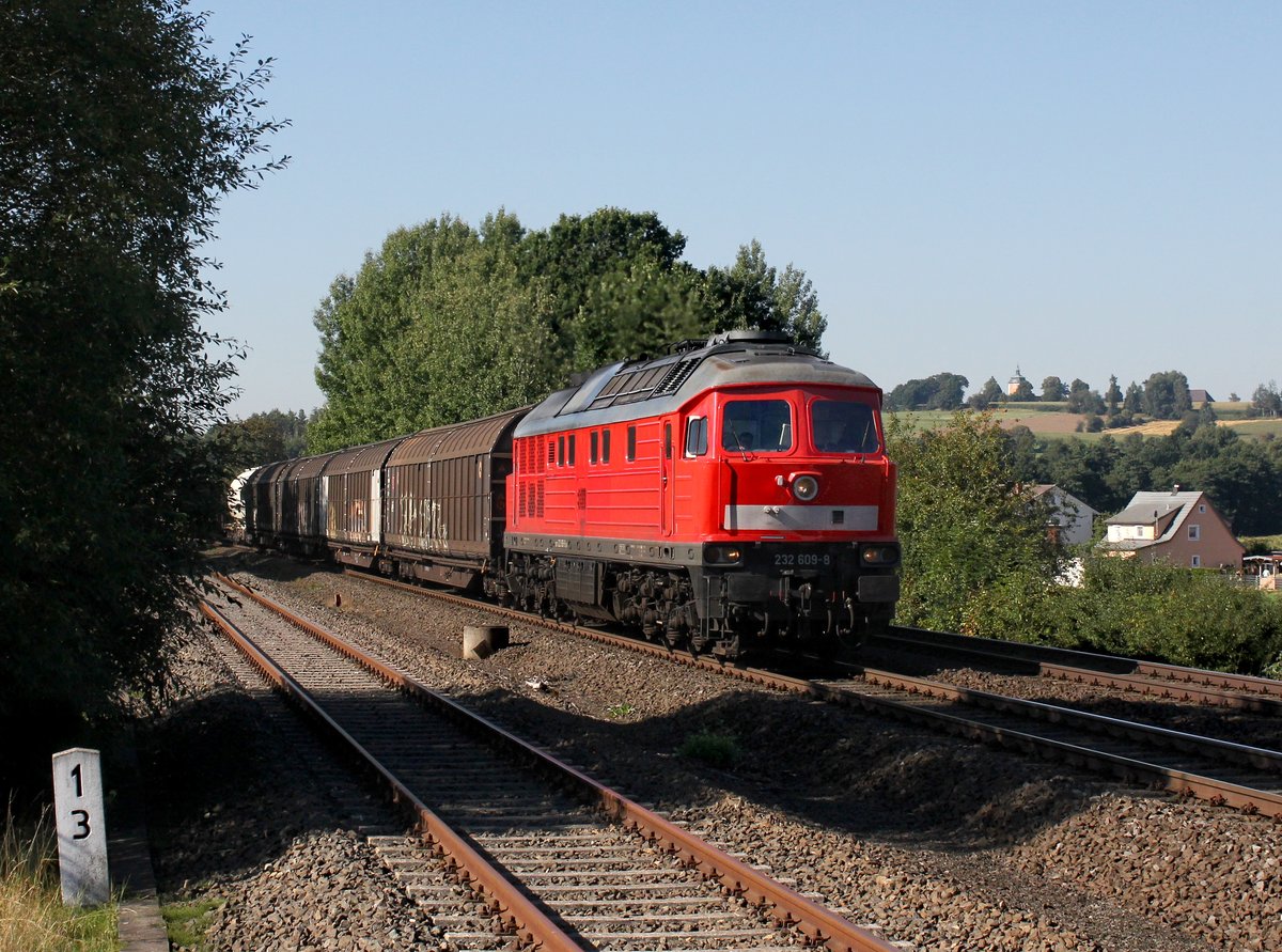 Die 232 609 mit einem umgeleiteten Güterzug am 27.08.2016 unterwegs bei Schönfeld.