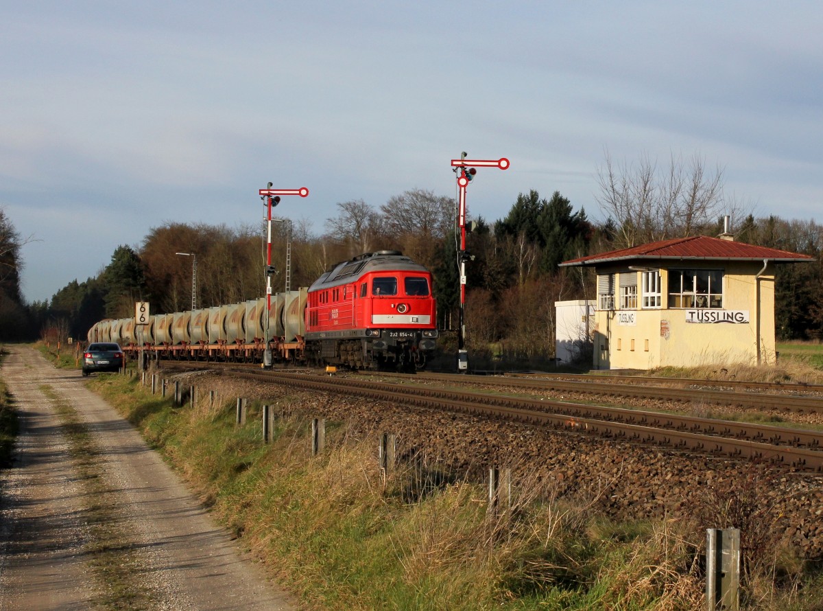 Die 232 654 mit einem Müllzug am 12.12.2014 bei der Einfahrt in Tüßling.