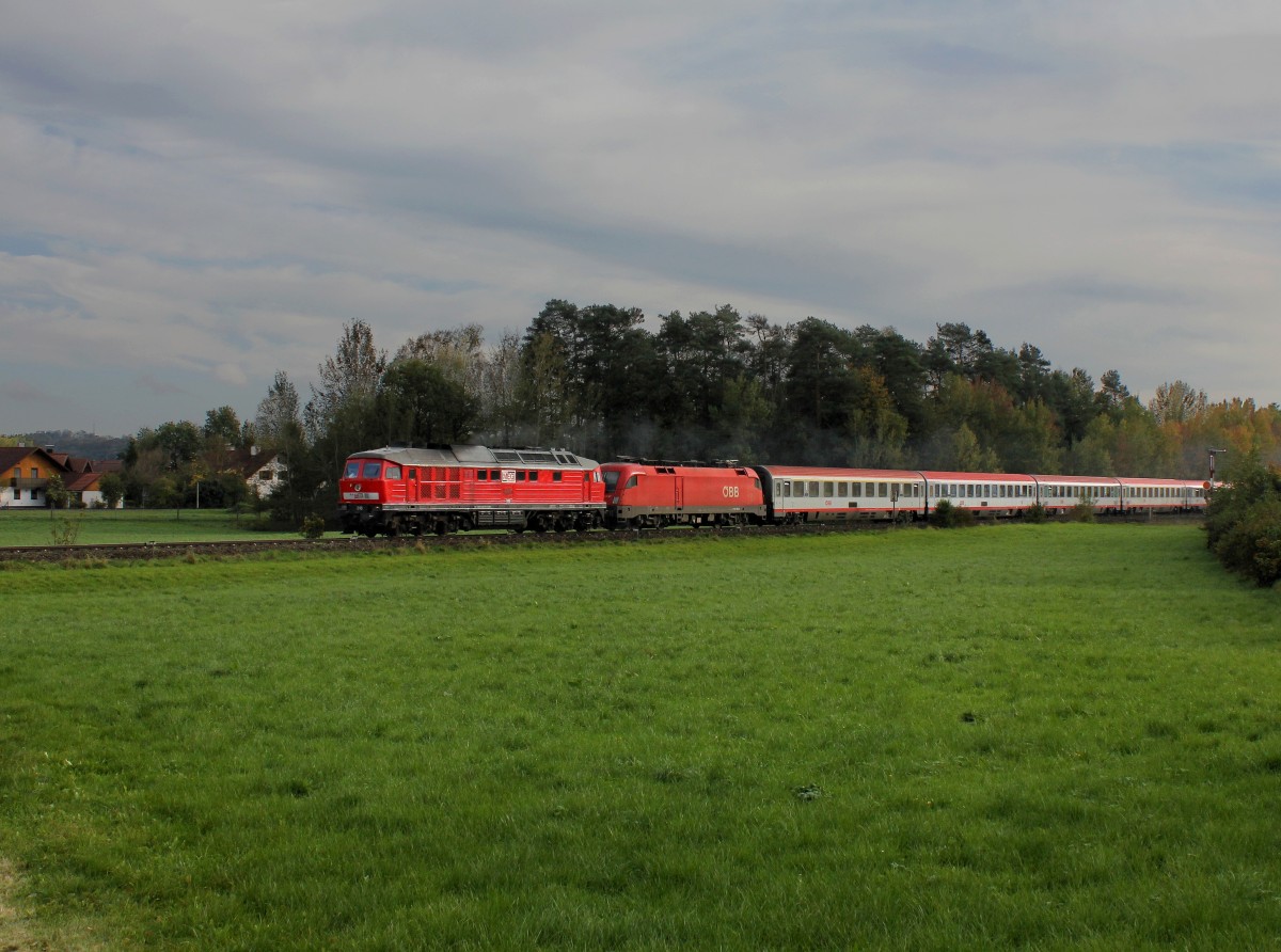 Die 232 690 und die 1116 187 mit einem Umgeleiteten EC am 25.10.2014 unterwegs bei Garching an der Alz.