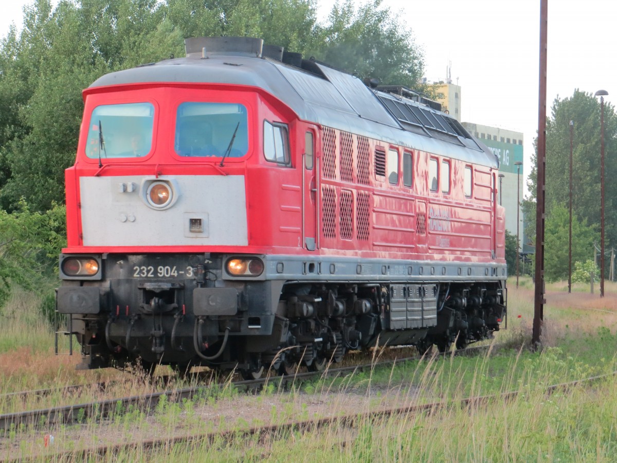 Die 232 904 von DB Schenker am 12.06.2014 auf Rangierfahrt in Grimmen-Schützenplatz. Sie brachte einen Kalizug von Rostock-Seehafen nach Grimmen. 