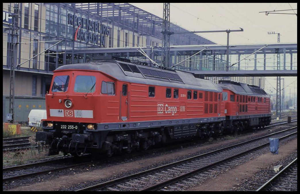 Die 232255-0 Großdiesellok von DB Cargo kam am 20.10.2003 mit ihrer Schwester 232618 um 11.25 Uhr durch den HBF Regensburg.