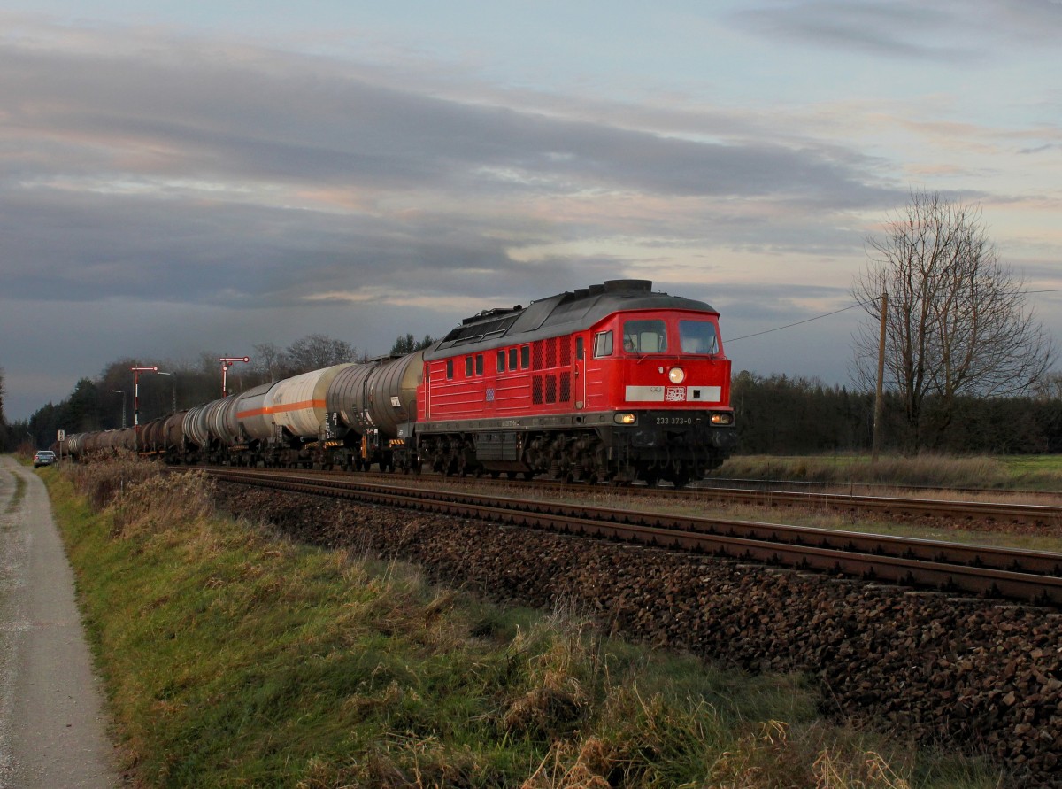 Die 233 373 mit einem Kesselzug am 12.12.2014 bei der Einfahrt in Tüßling.