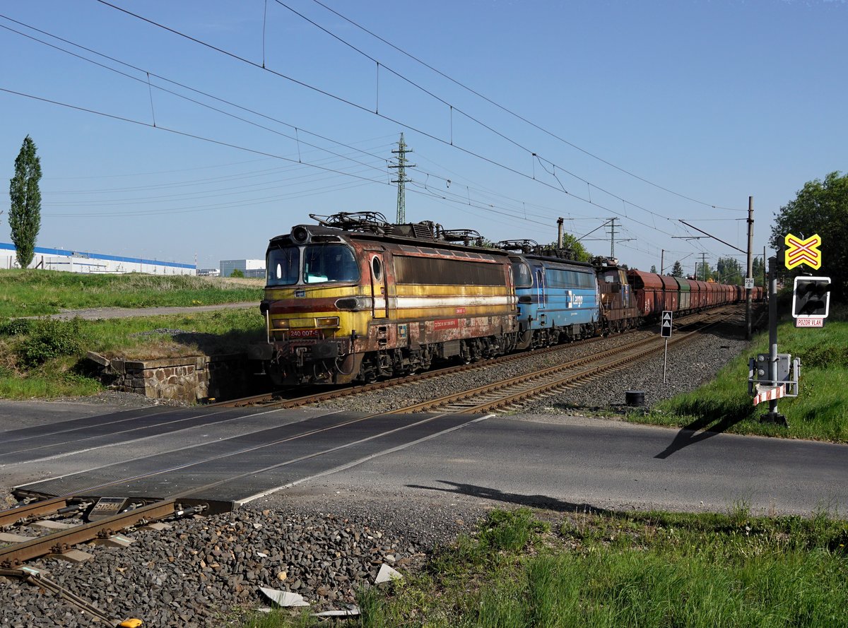 Die 240 007, die 240 008 und die 210 054 mit einem Kohlezug am 05.05.2018 unterwegs bei Cheb.