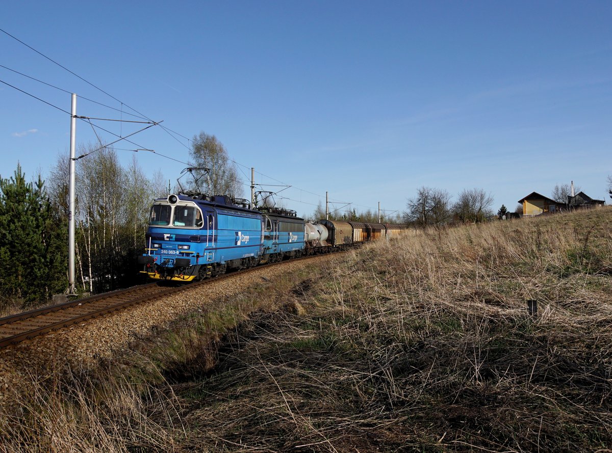 Die 240 063 und die 240 064 mit einem Güterzug am 14.04.2018 unterwegs bei Suchdol.
