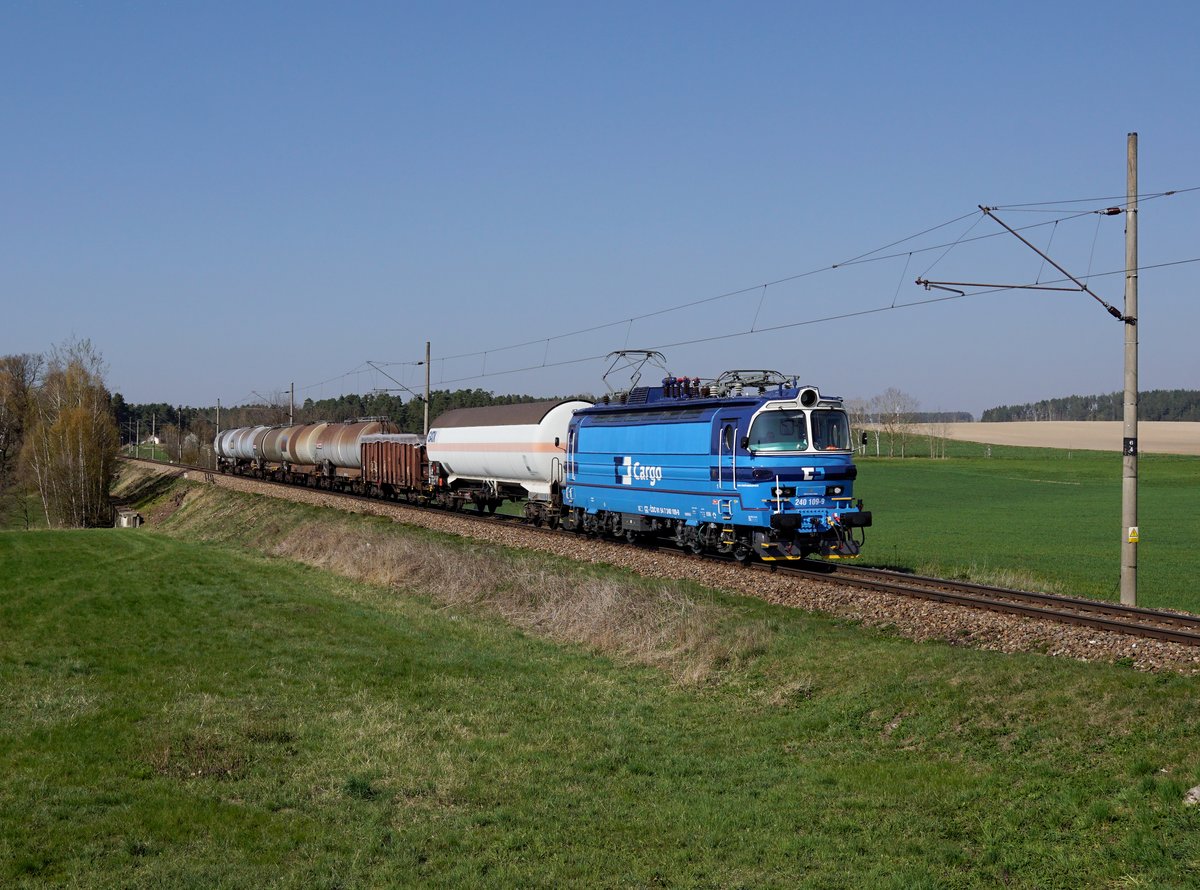 Die 240 109 mit einem Güterzug am 16.04.2019 unterwegs bei Klenovice.