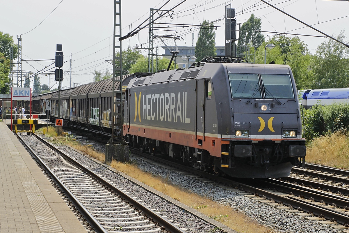Die 241.001 von Hectorrail ist am 09.07.2023 in Elmshorn in Richtung Dänemark unterwegs