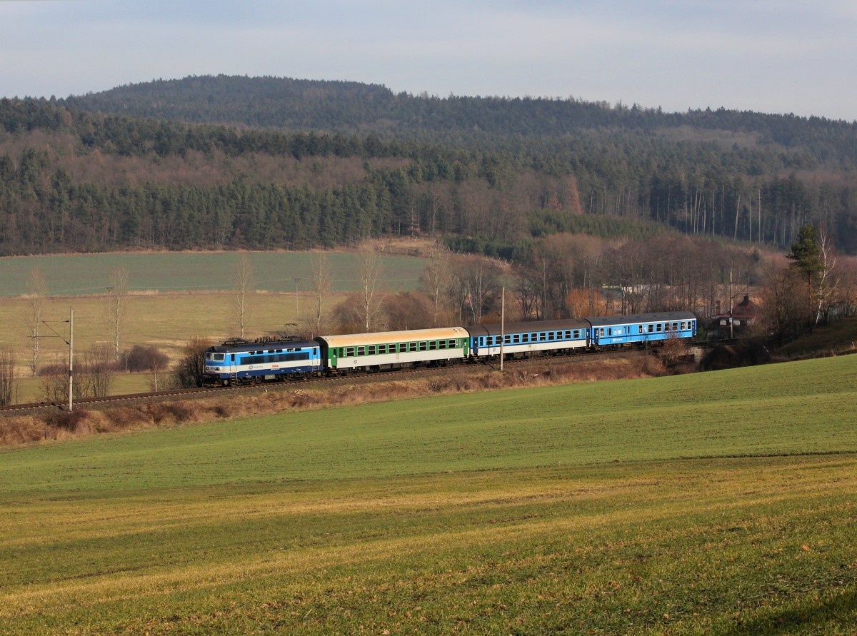 Die 242 208 mit einem Os nach Pilsen am 03.01.2014 unterwegs bei Vícenice.