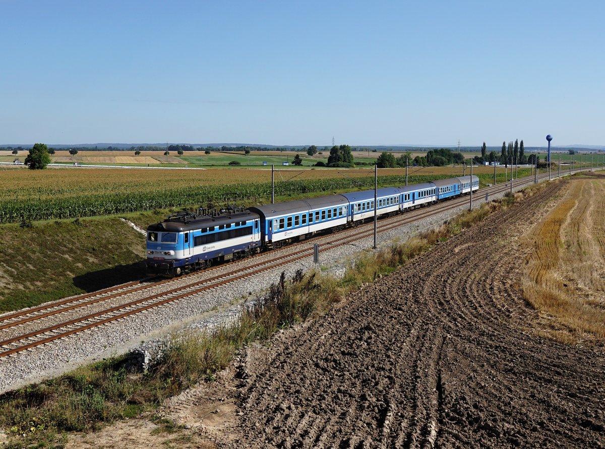 Die 242 211 mit einem R nach České Budějovice am 05.08.2017 unterwegs bei Horusice.