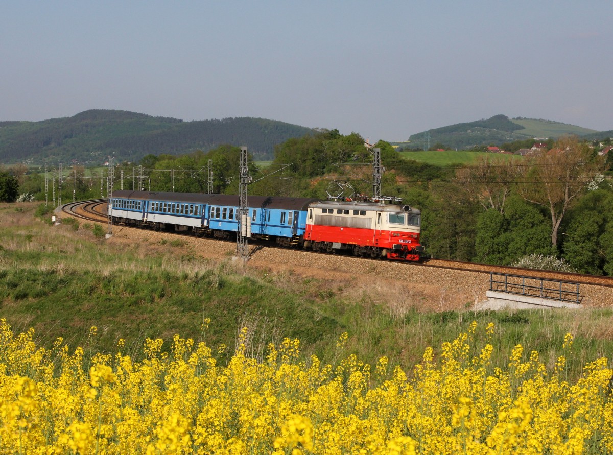 Die 242 213 mit einem Os nach Pilsen am 14.05.2015 unterwegs bei Stašov.