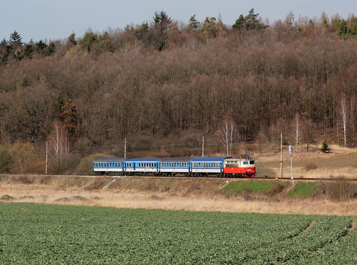 Die 242 213 mit einem R nach Ceské Budějovice am 31.03.2016 unterwegs bei Milenovice.