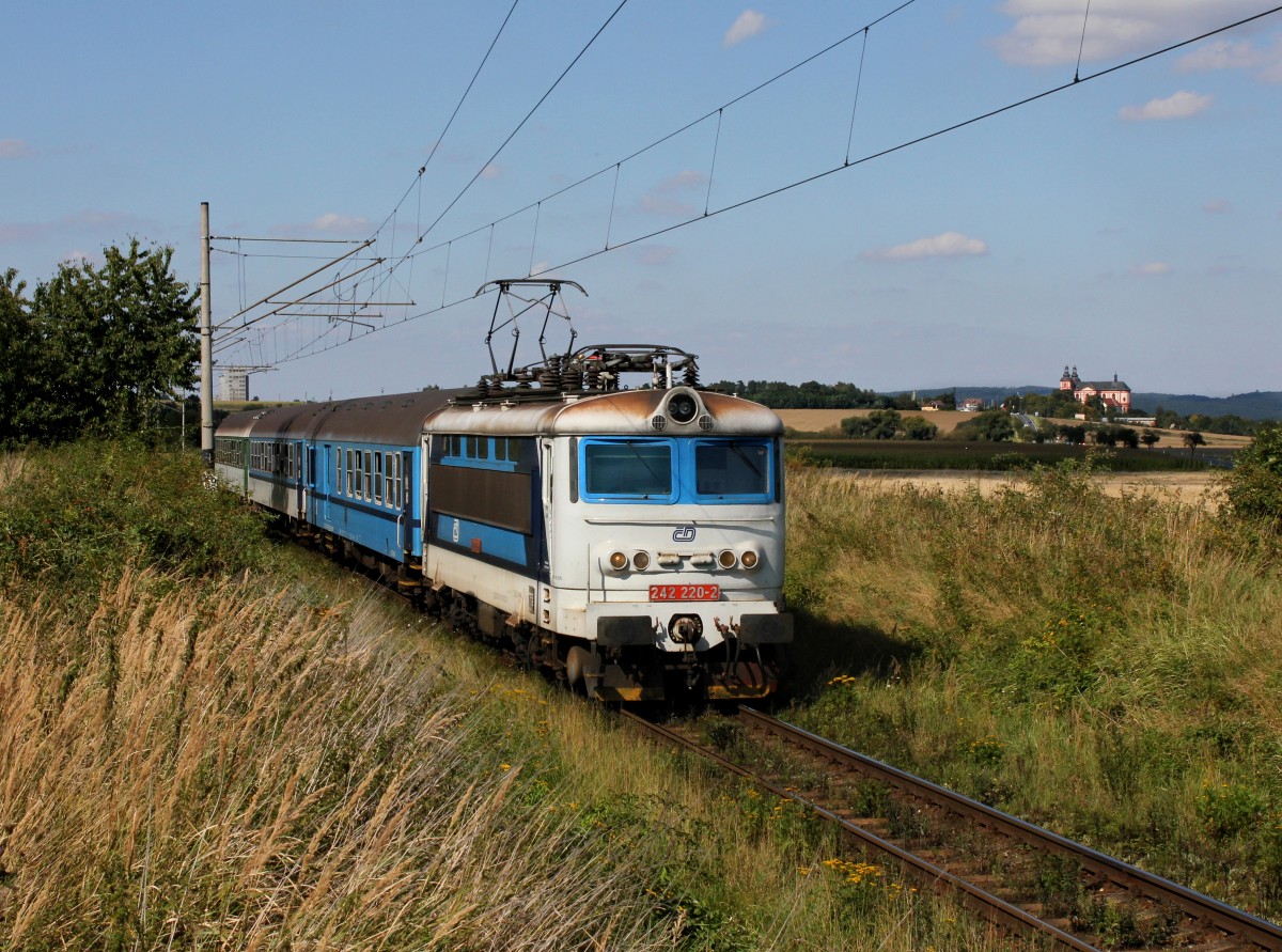 Die 242 220 mit einem Os nach Klatovy am 28.08.2014 unterwegs bei Lužany.