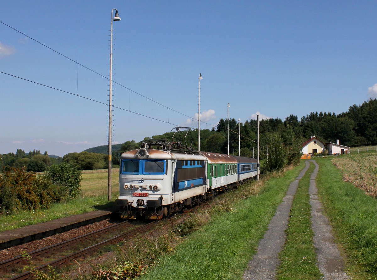 Die 242 220 mit einem R am 28.08.2014 bei der Durchfahrt in Červené Poříčí.