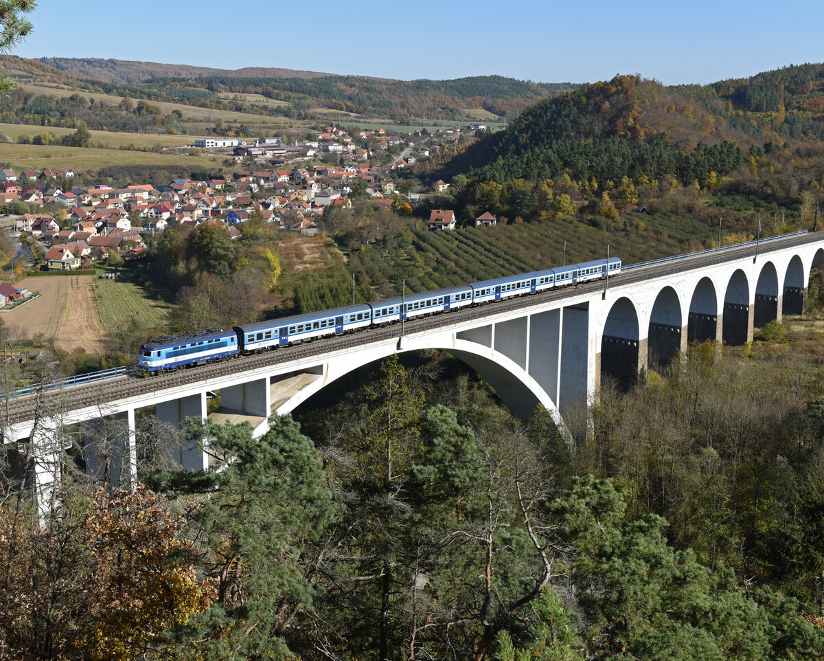 Die 242 238 brachte am Nachmittag des 25. Oktober 2021 den Os 4610 von Vranovice nach Žďár nad Sázavou  und wurde von mir auf der Most míru in Dolní Loučky fotografiert. 
