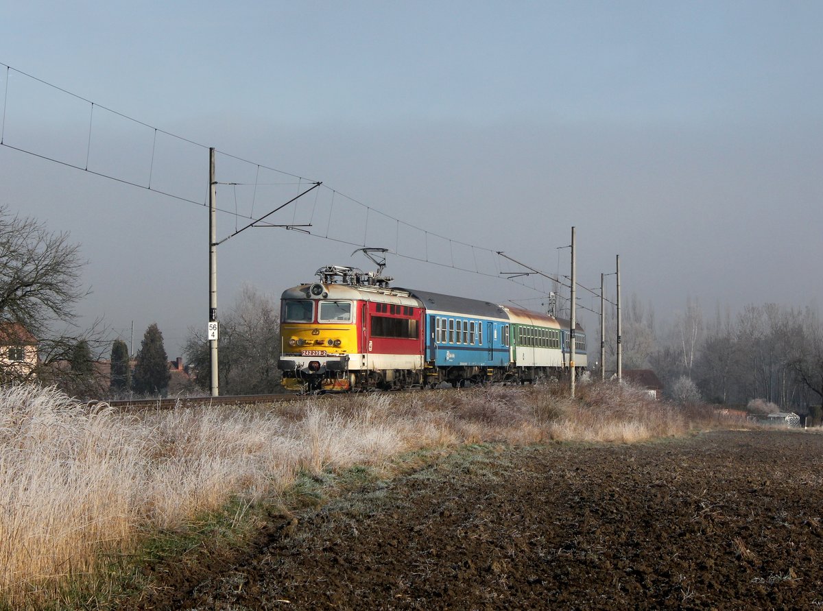 Die 242 239 mit einem Os am 27.03.2016 unterwegs bei Dehtin.