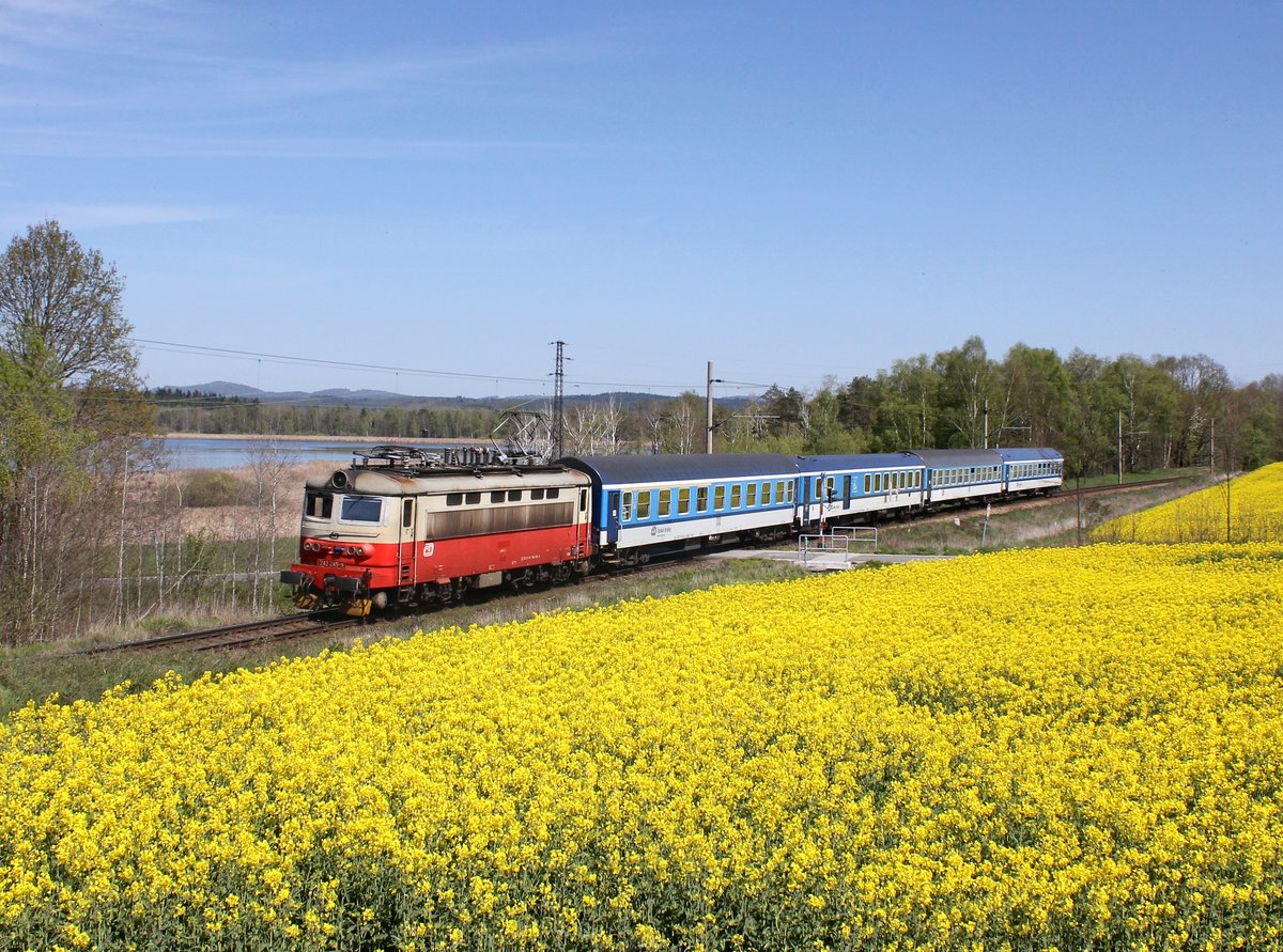 Die 242 245 mit einem R nach Pilsen am 30.04.2016 unterwegs bei Ražice