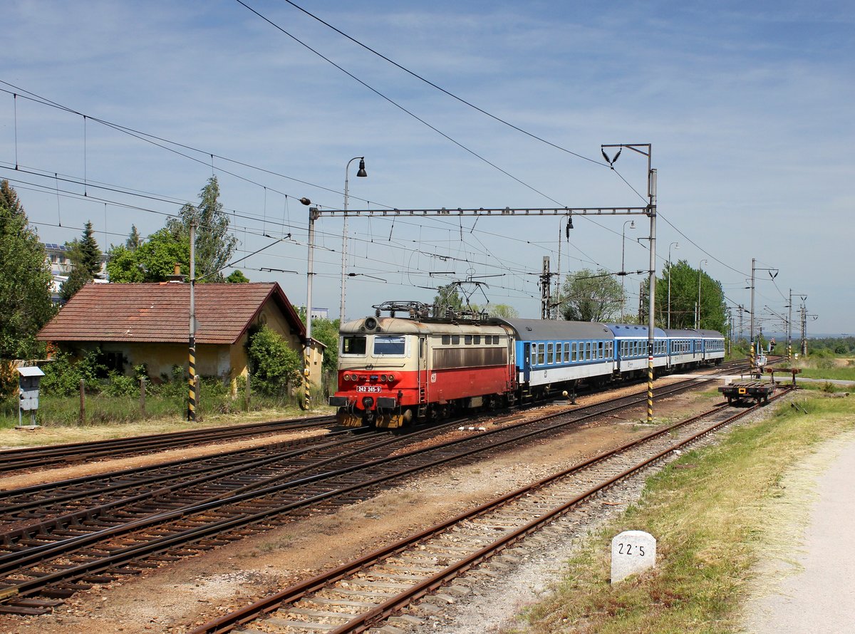 Die 242 245 mit einem R nach České Budějovice am 22.05.2016  bei der Durchfahrt in Ševětín.