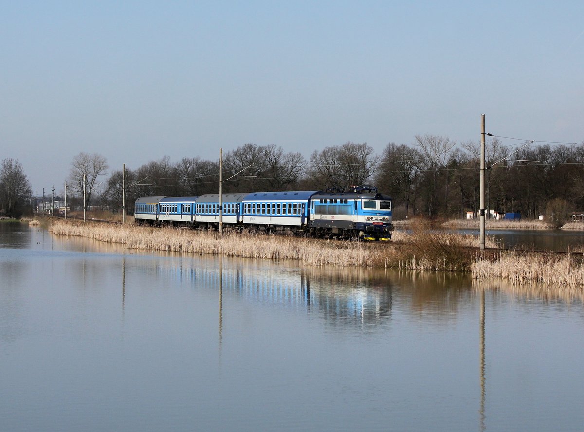 Die 242 249 mit einem R nach Ceské Budějovice am 31.03.2016 unterwegs bei Sudoměř.
