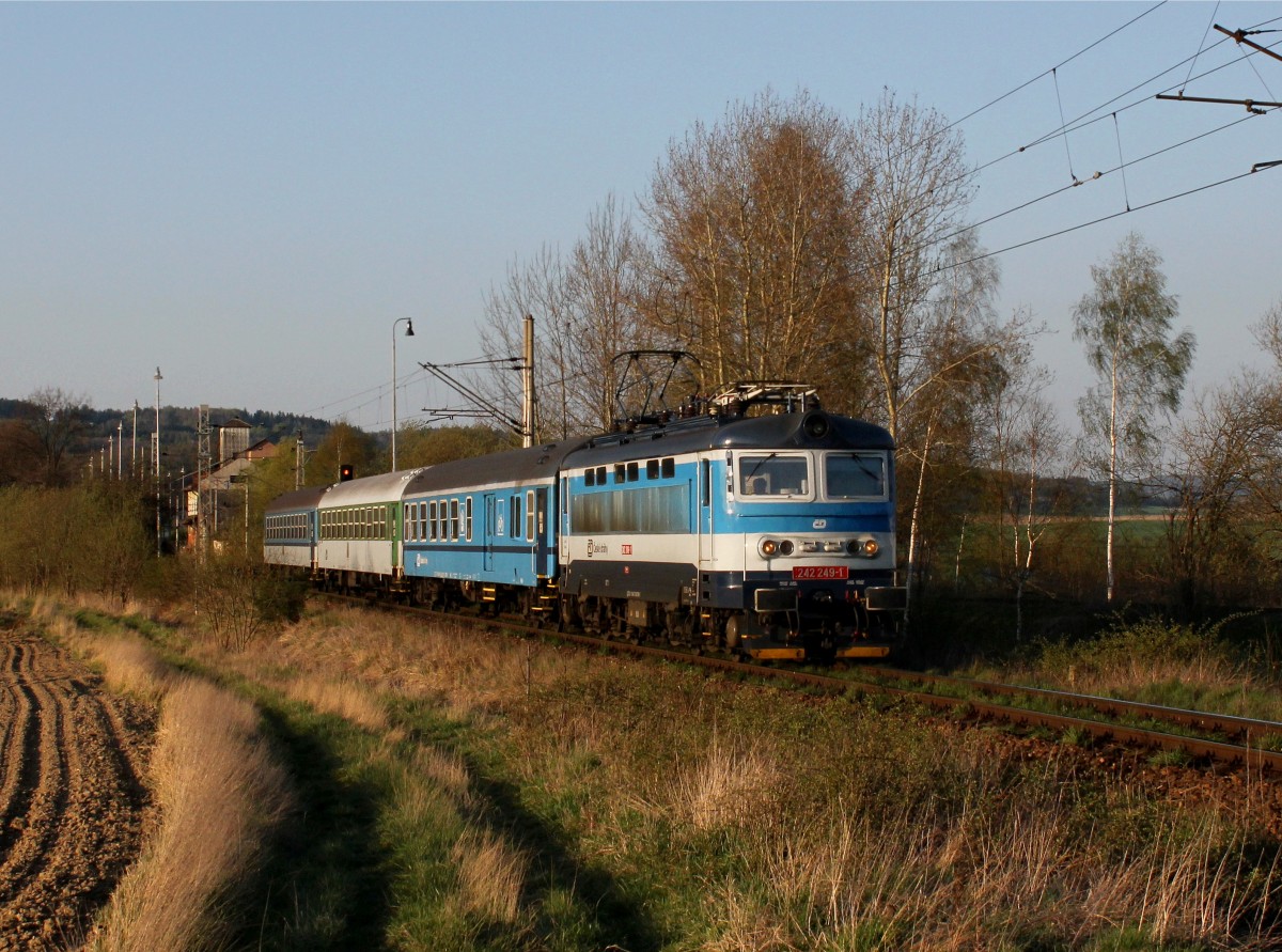 Die 242 249 mit einem Os nach Klatovy am 24.04.2015 unterwegs bei Točník.