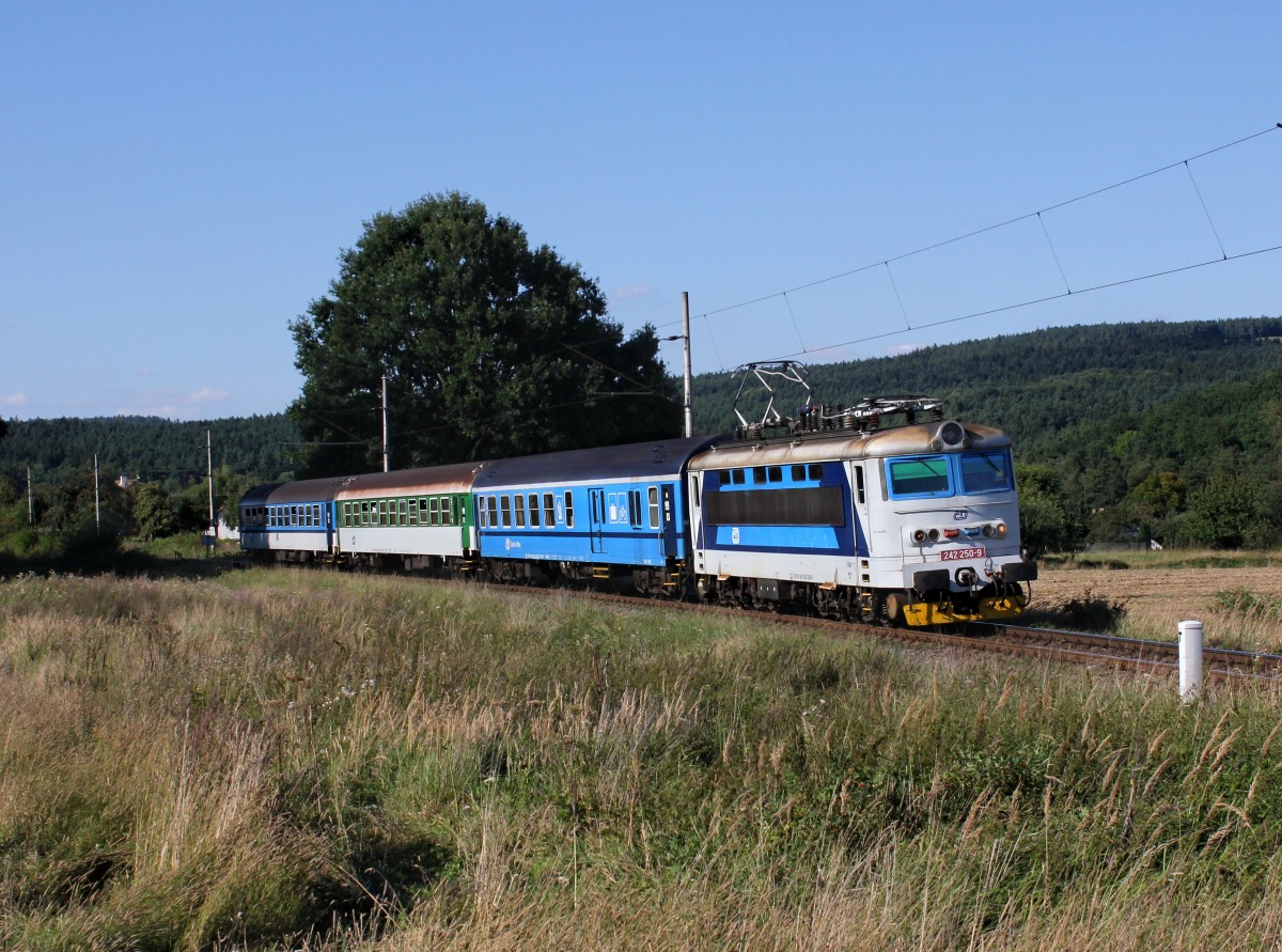 Die 242 250 mit einem Os nach Klatovy am 28.08.2014 unterwegs bei Točník.