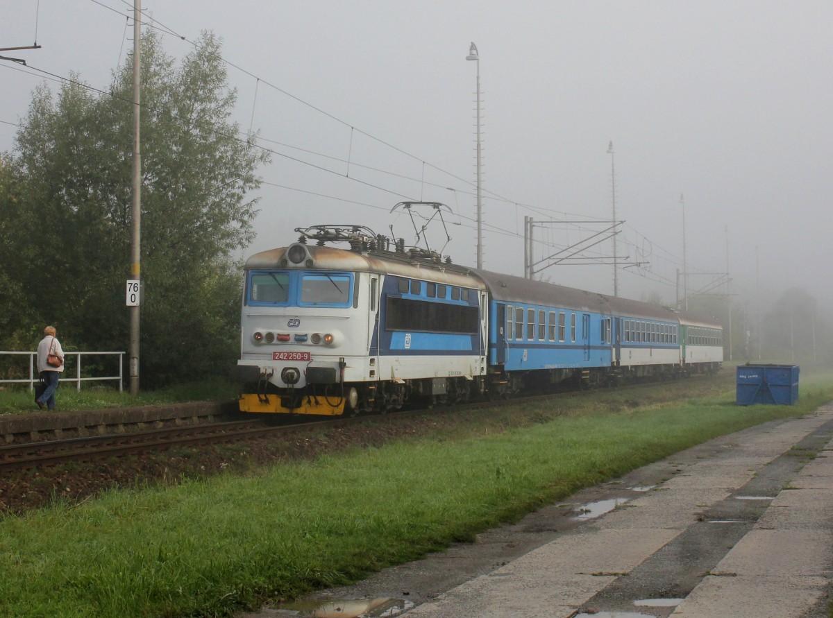 Die 242 250 mit einem Os nach Klatovy am 28.08.2014 bei der Einfahrt in Přeštice-Zastávka.