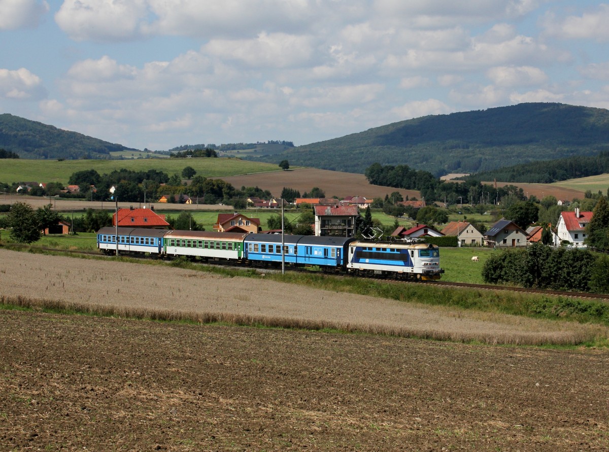 Die 242 250 mit einem Os nach Klatovy am 28.08.2014 unterwegs bei Vícenice.