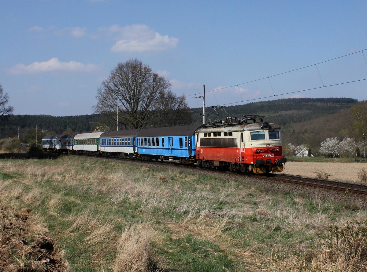 Die 242 254 mit einem Os nach Klatovy am 24.04.2015 unterwegs bei Točník.