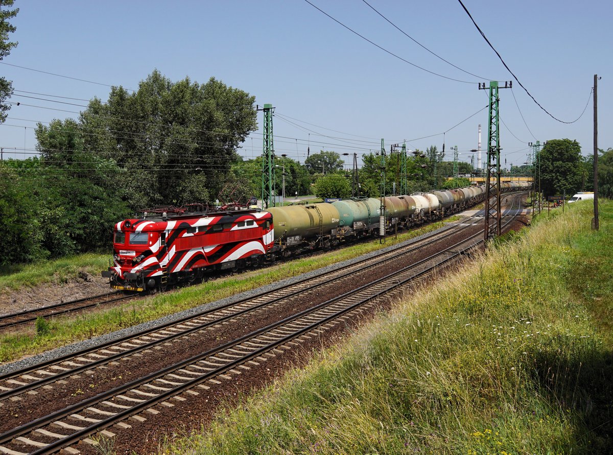 Die 242 274 mit einem Kesselzug am 30.06.2019 unterwegs bei Komárom.