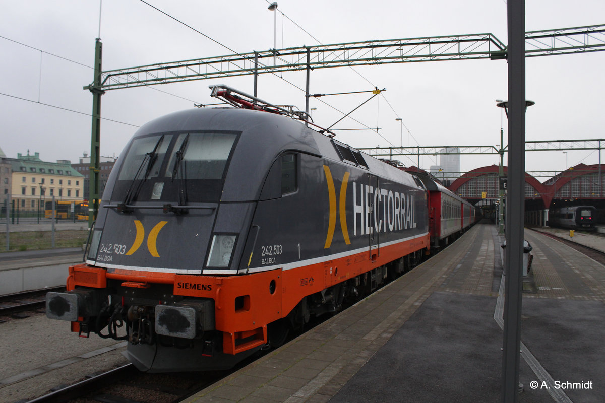 Die 242 503 Taurus von Hectorrail vor Nachtzug in Malmö Central. Aufgenommen am 21.05.2016