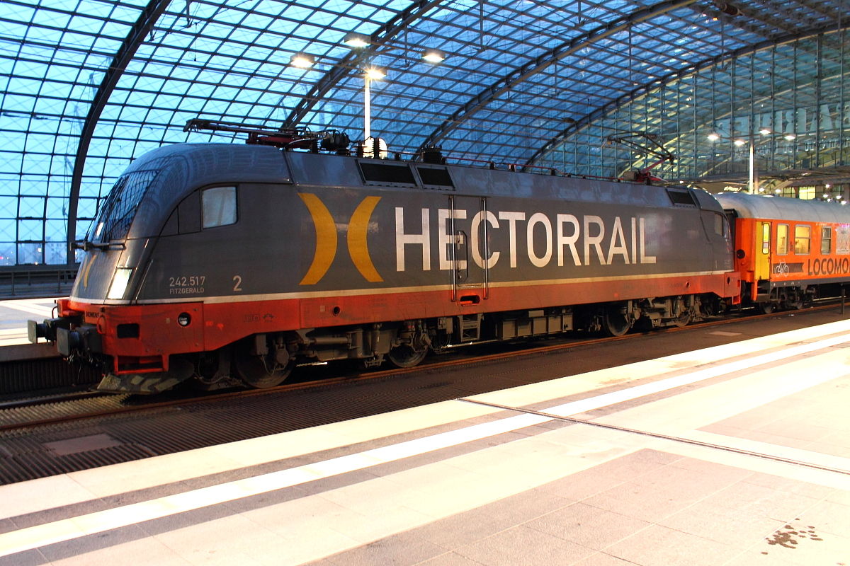 Die 242 517 Fitzgerald von Hectorrail zieht den LOC 1819 nach Stuttgart Hbf, hier beim Halt am 15.01.2017 in Berlin Hauptbahnhof.