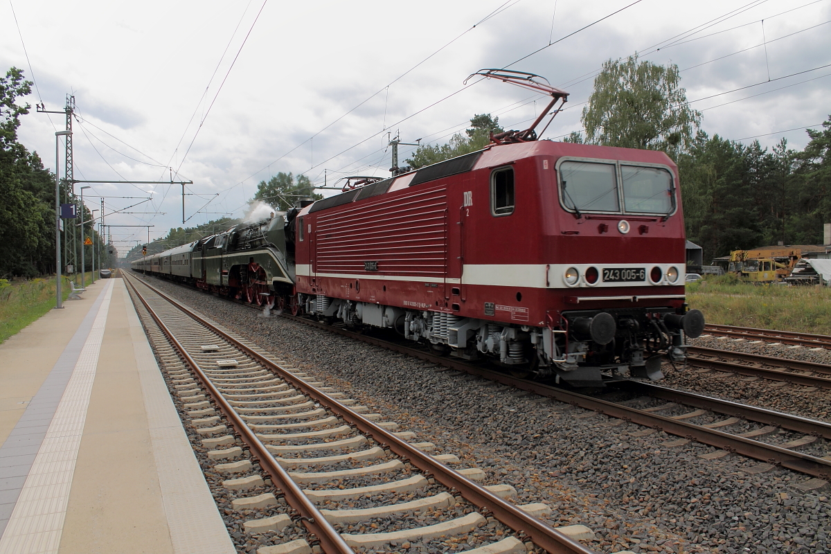 Die 243 005-6 und die 18 201 auf der Fahrt von Naumburg/Saale nach Warnemünde zur Hanse-Sail am 11.08.2018 in Nassenheide.