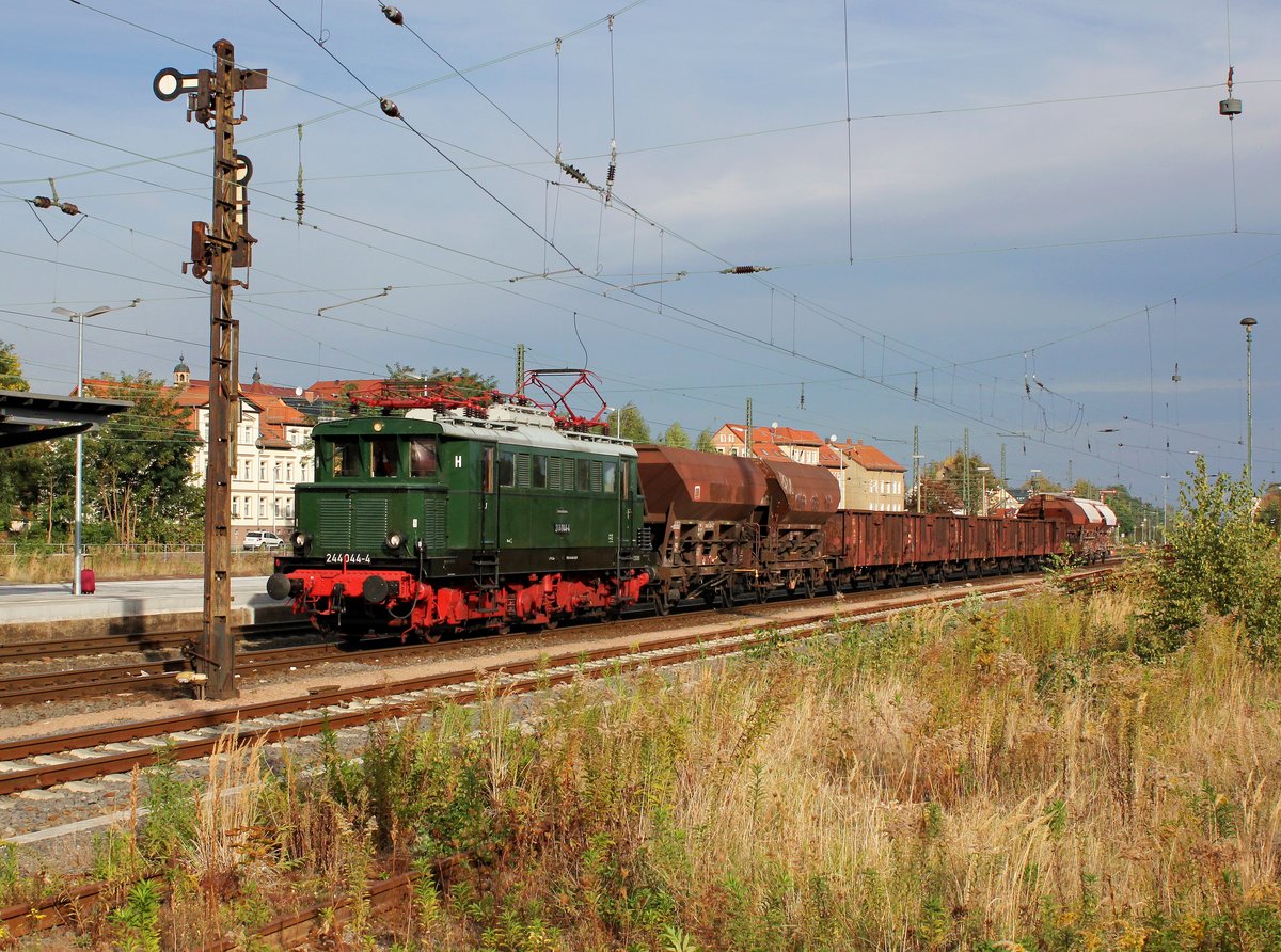 Die 244 044 mit einem Fotogüterzug am 06.10.2012 in Altenburg.