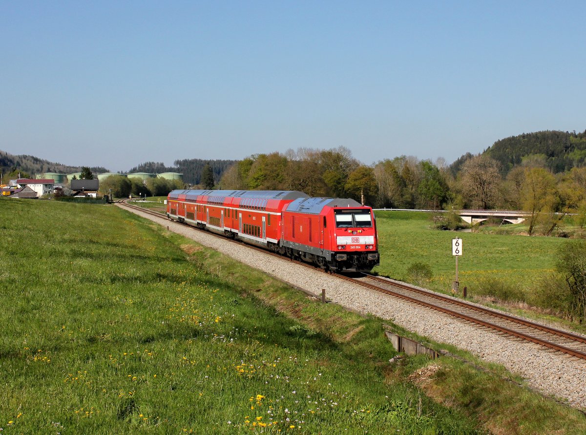 Die 245 004 mit einem Umgeleiteten RE am 05.05.2016 unterwegs bei Aichstetten.