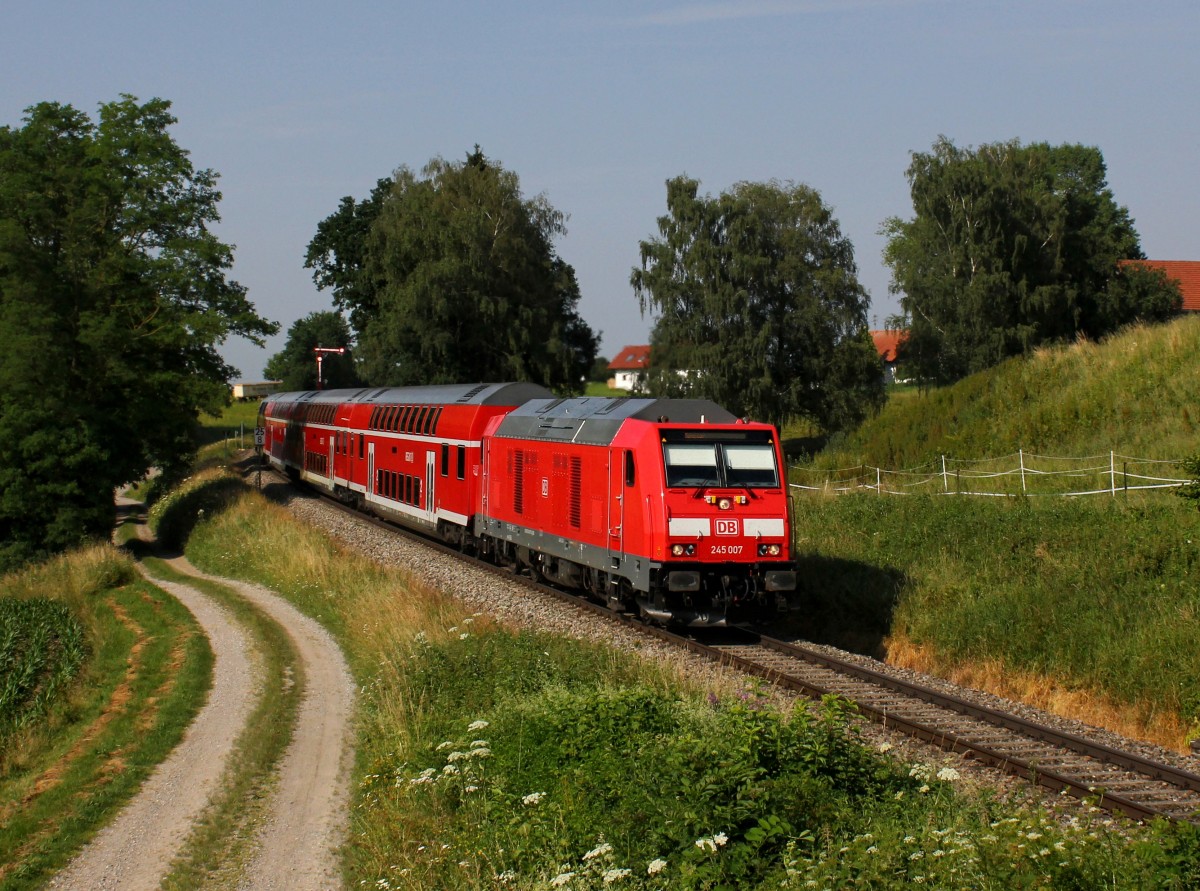 Die 245 007 mit einem RE nach Memmingen am 03.07.2015 unterwegs bei Stetten.