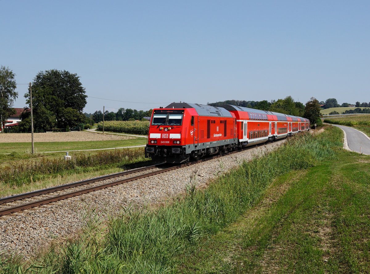 Die 245 008 mit einem RE nach München am 17.08.2018 unterwegs bei Dorfen.