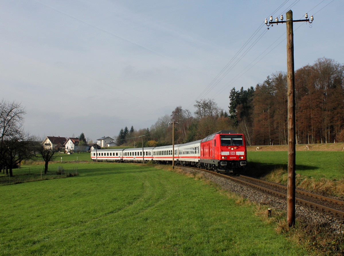 Die 245 010 mit dem IC Rottalerland am 22.11.2014 unterwegs bei Pfenningbach.