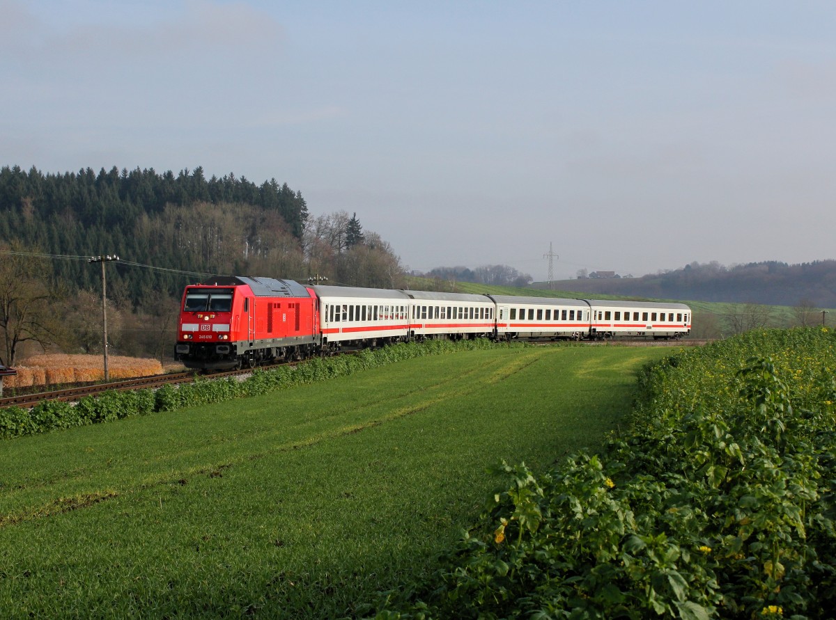 Die 245 010 mit dem IC Rottalerland am 22.11.2014 unterwegs bei Engertsham.