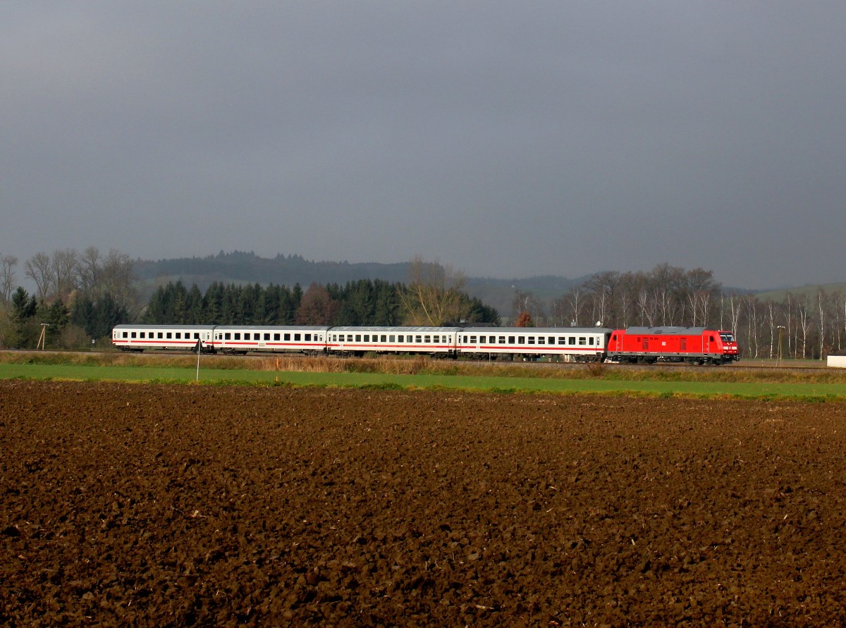 Die 245 010 mit dem IC Rottalerland am 22.11.2014 unterwegs bei Karpfham.