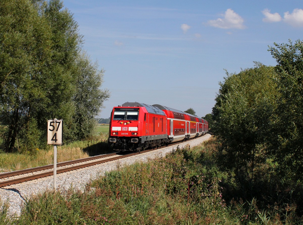 Die 245 010 mit einem RE nach München am 28.08.2015 unterwegs bei Thalham.