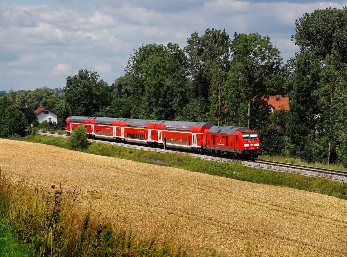 Die 245 010 mit einer RB nach Mühldorf am 15.07.2017 unterwegs bei Wasentegernbach.