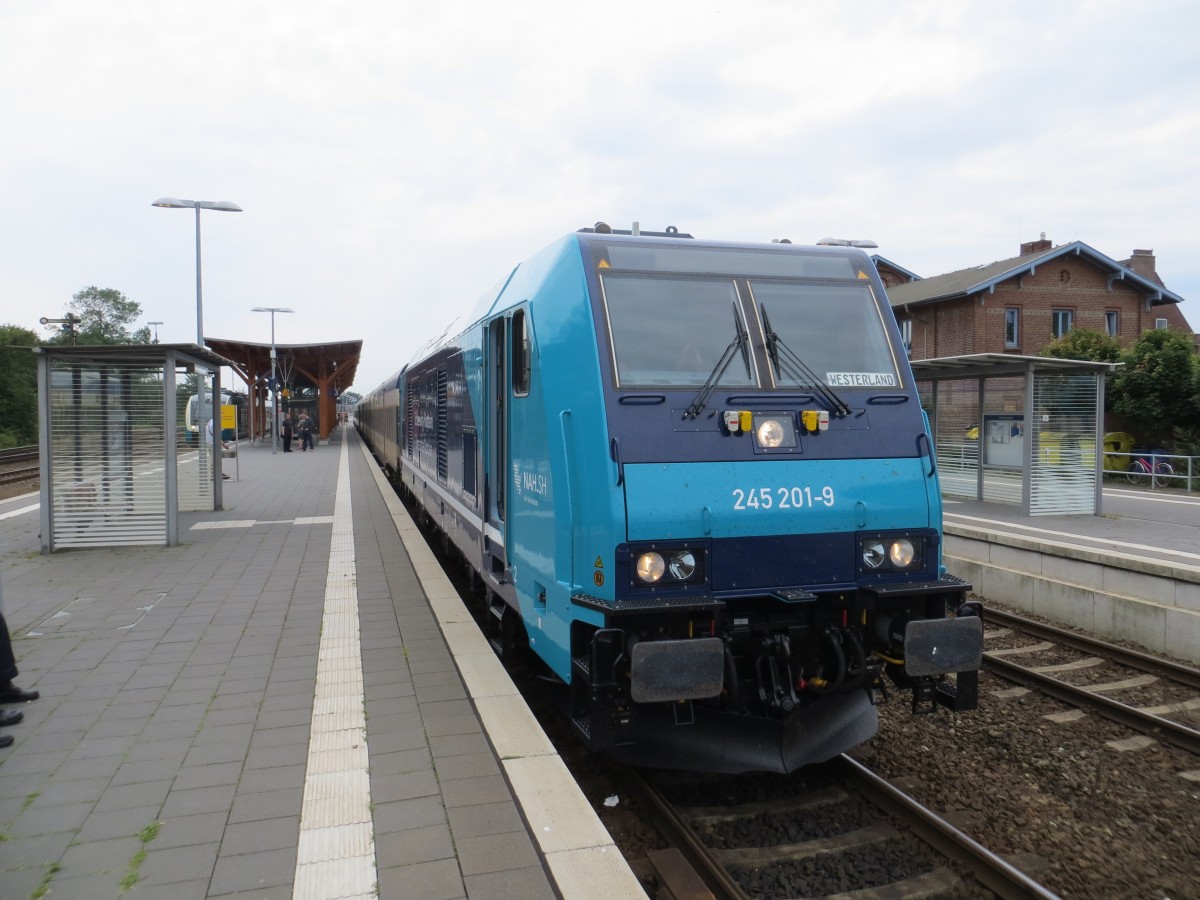 Die 245 201-9 steht am 04.08.2015 in Niebüll zur Abfahrt in Richtung Westerland (Sylt) bereit. Die Lok wird zurzeit bei der NOB getestet.