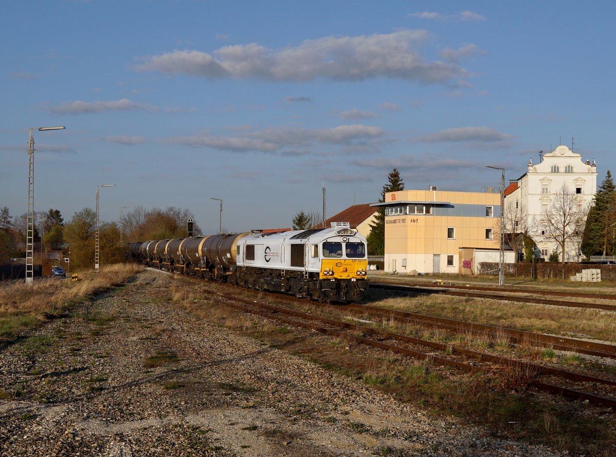 Die 247 041 mit einem Kesselzug am 02.04.2021 bei der Einfahrt in Neumarkt St. Veit.