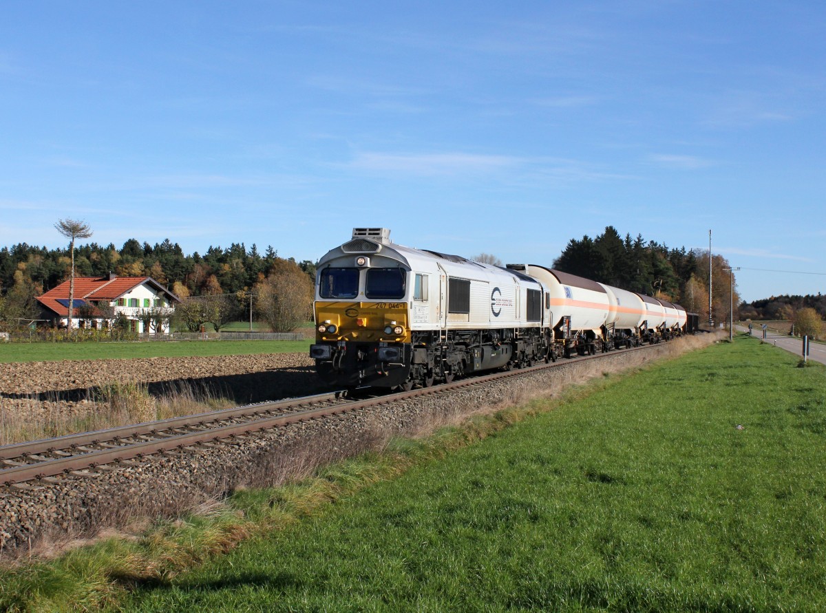 Die 247 044 mit einem Gterzug am 08.11.2013 unterwegs bei Pirach.