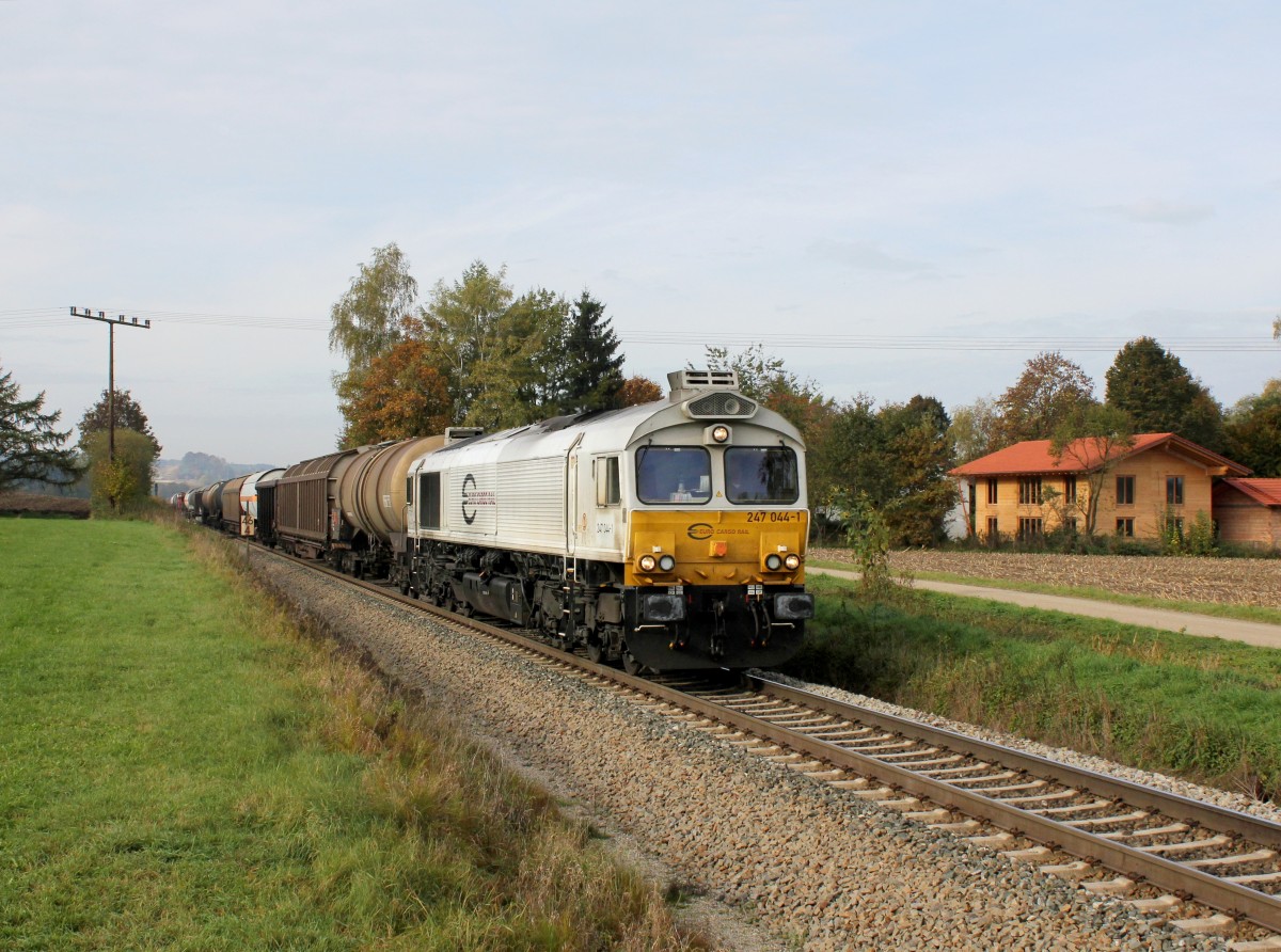 Die 247 044 mit einem Güterzug am 20.10.2013 unterwegs bei Dorfen.