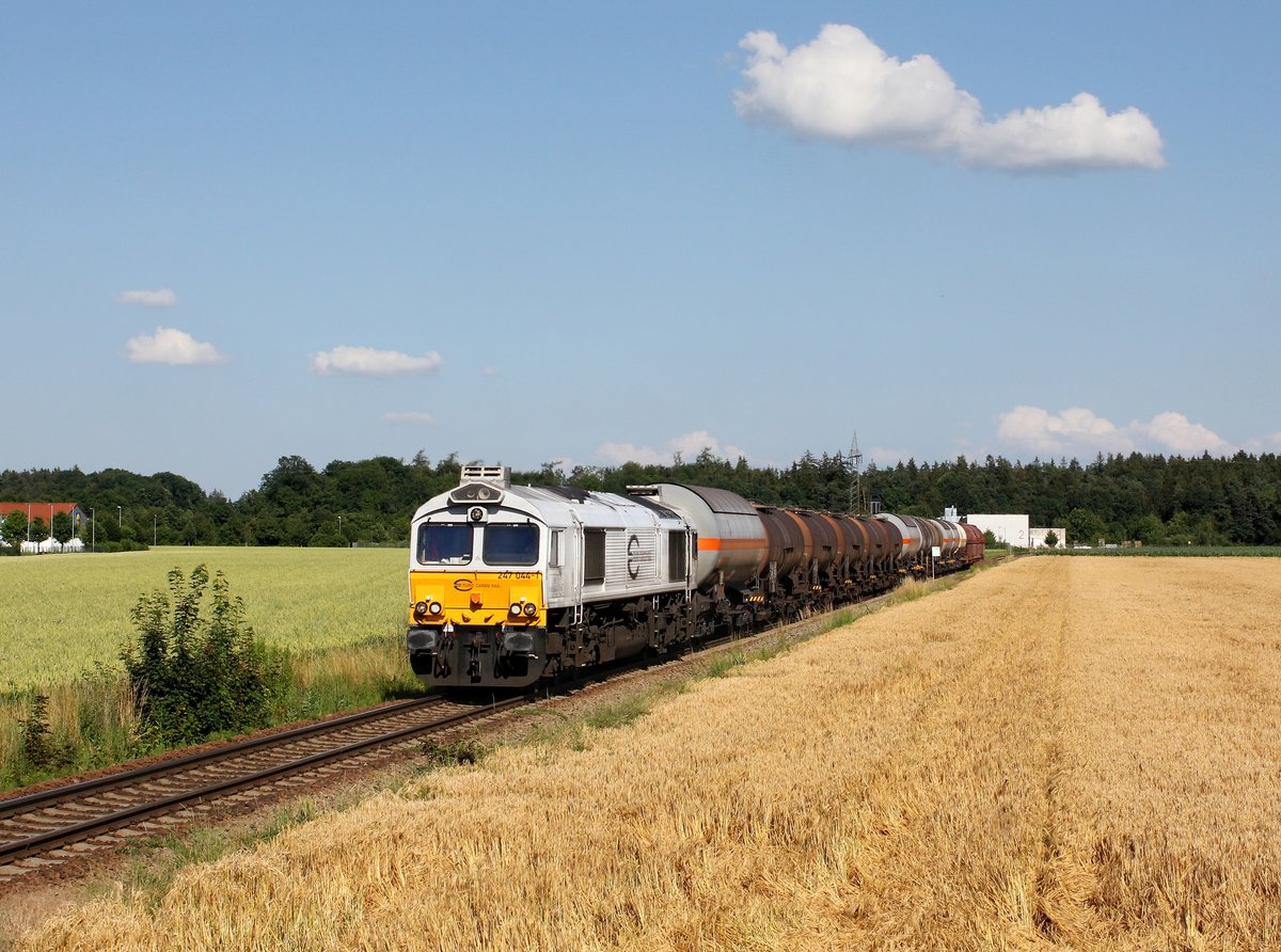 Die 247 044 mit einem Güterzug am 01.07.2016 unterwegs bei Altötting.