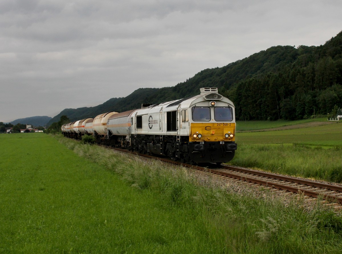 Die 247 048 mit einem Gaskesselzug am 30.05.2014 unterwegs bei Marktl.
