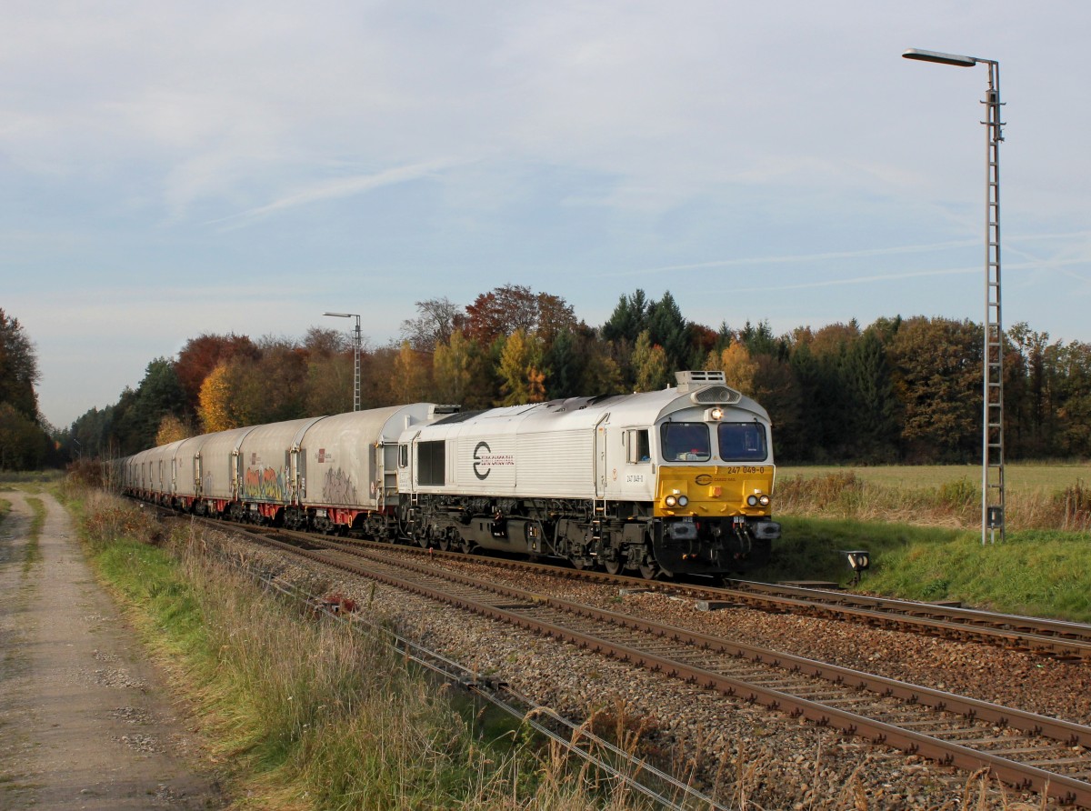 Die 247 049 mit einem Gterzug am 26.10.2013 bei der Einfahrt in Tling.