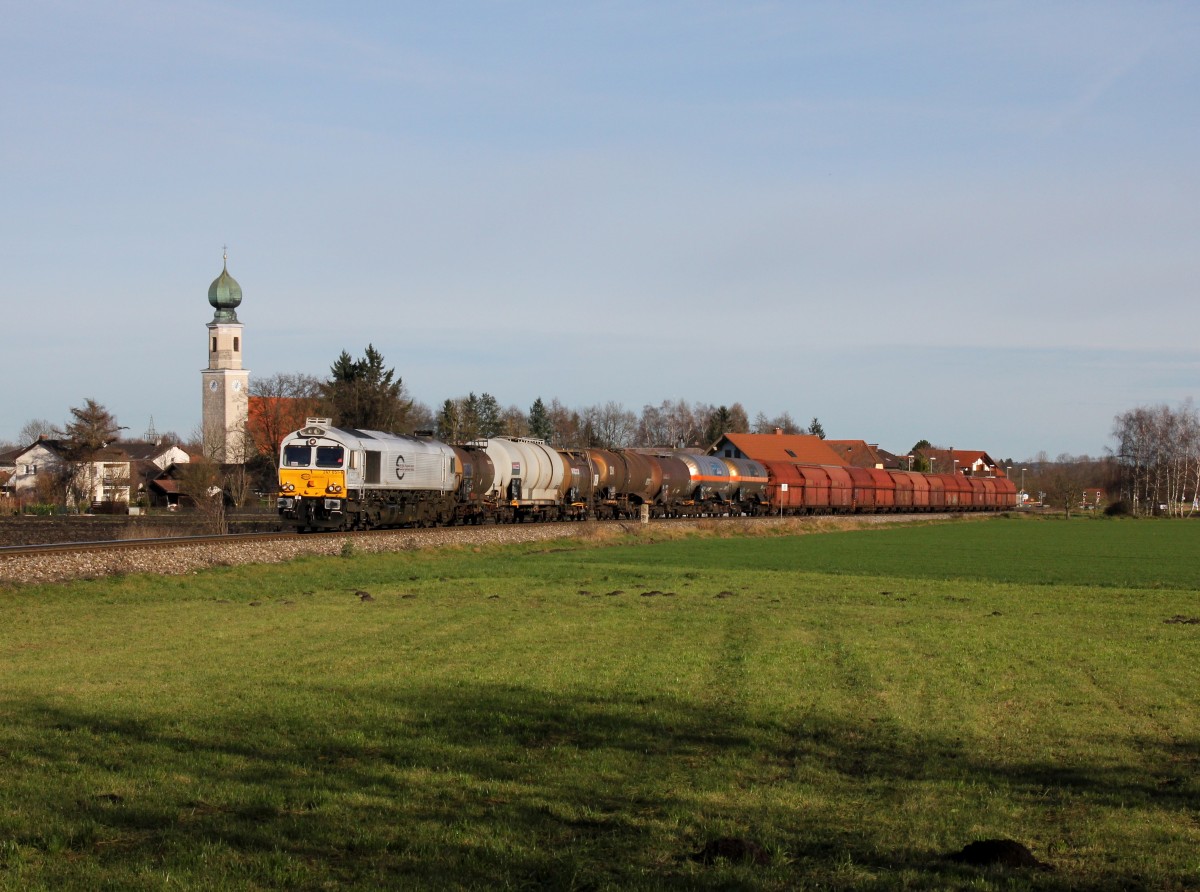 Die 247 051 mit einem Güterzug am 12.12.2014 unterwegs bei Heiligenstatt.