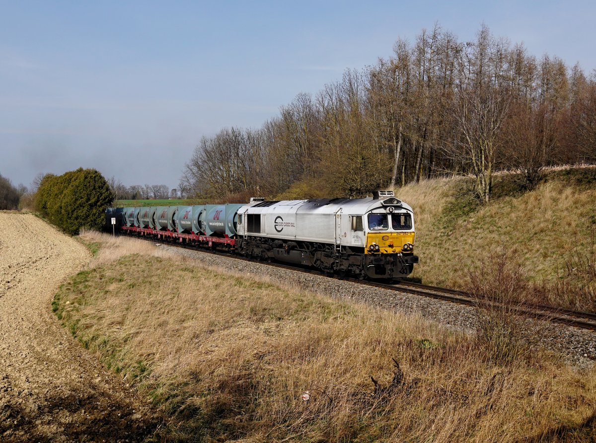 Die 247 052 mit einem Müllzug Freilassing am 20.03.2020 unterwegs bei Garching an der Alz.