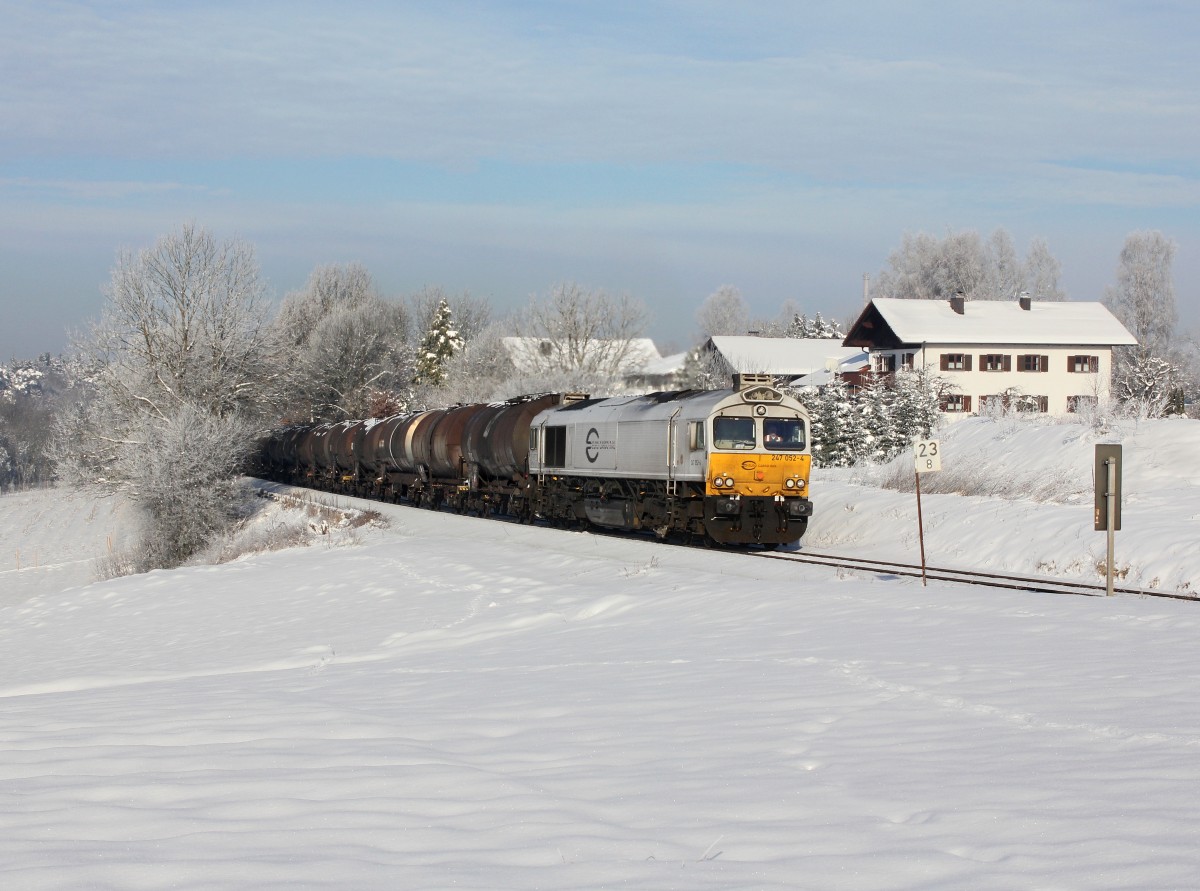 Die 247 052 mit einem Kesselzug am 02.01.2015 unterwegs bei Pirach.